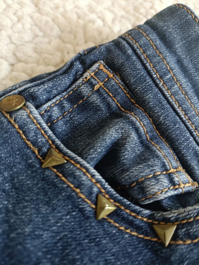 Short en jean bleu brut clouté vintage cute clous dorés revers - photo numéro 2