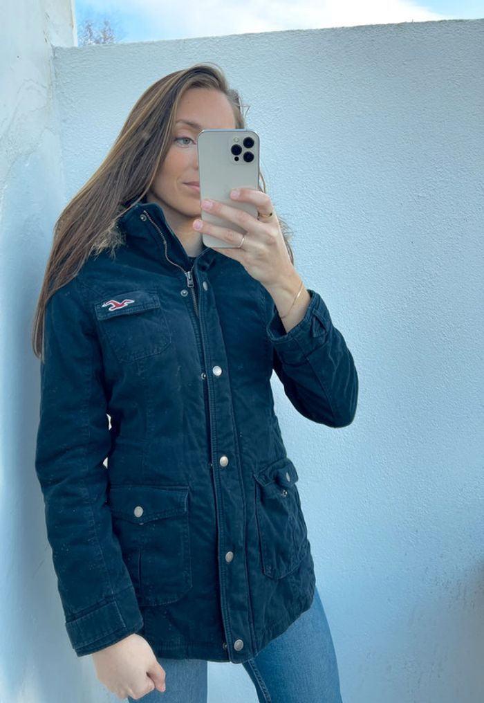 Manteau Hollister bleu marine avec logo rouge