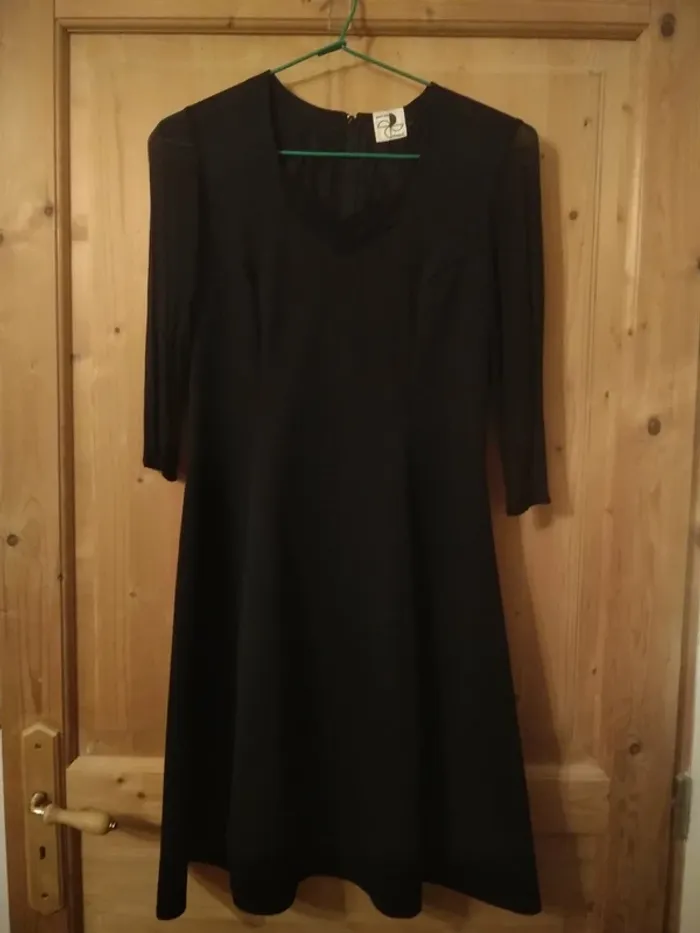 Petite Robe Noire Femme Cintrée