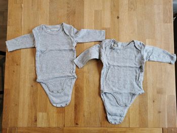 Lot 2 bodies manches longues 6 mois