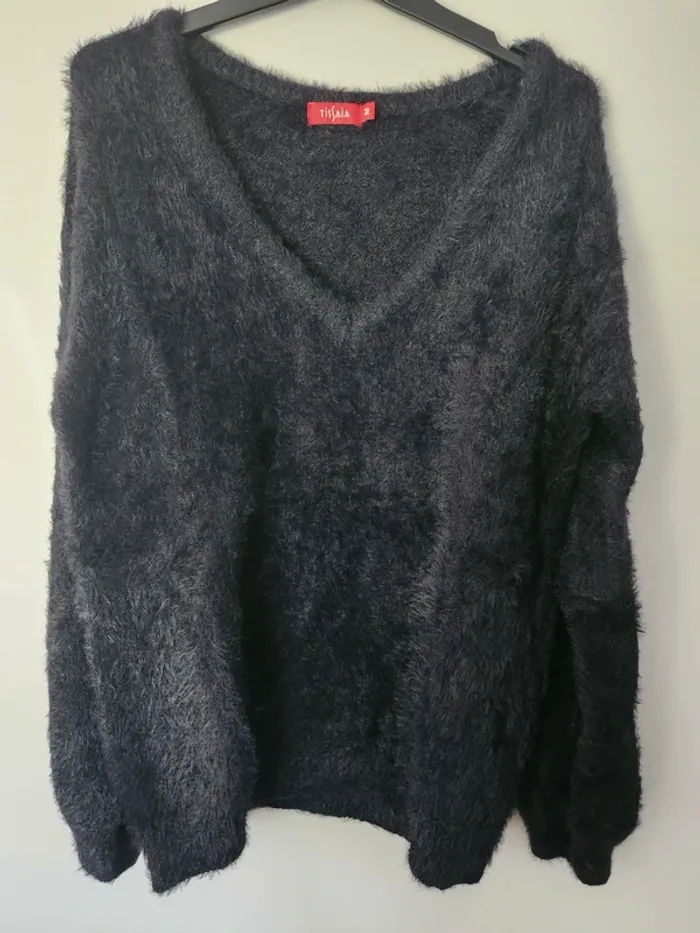 Pull chaud M 38 en laine synthétique noir col V tout doux excellent état