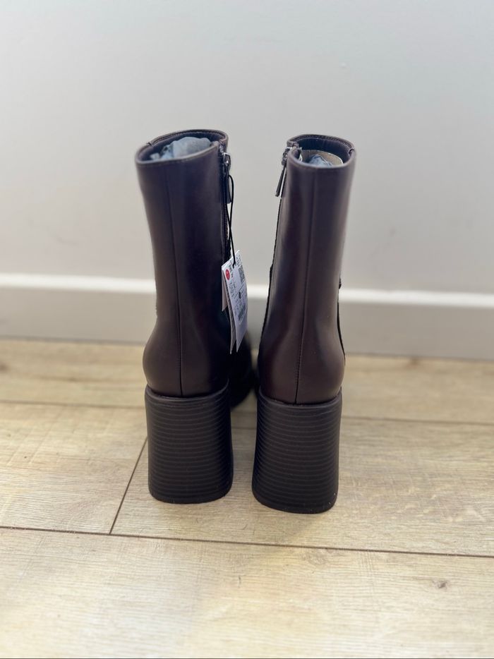 Bottines à talons bloc marron bordeaux Bershka - photo numéro 5