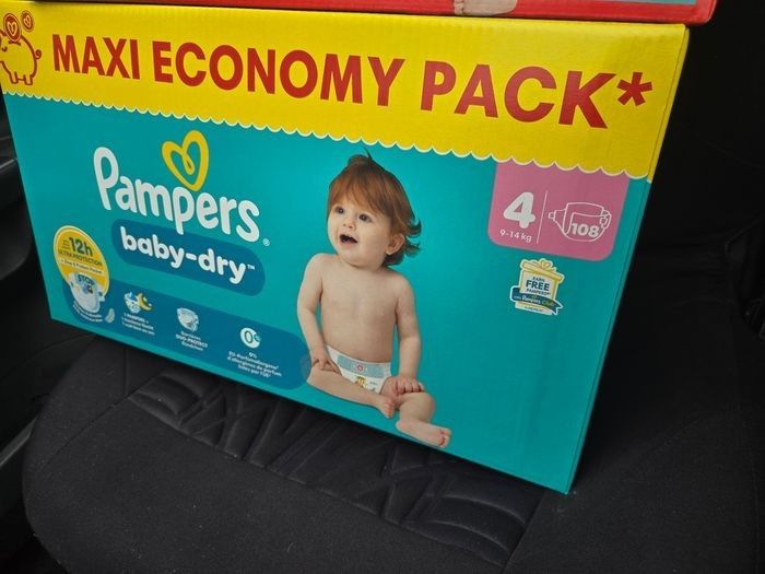 Gros carton couches pampers baby dry taille 4