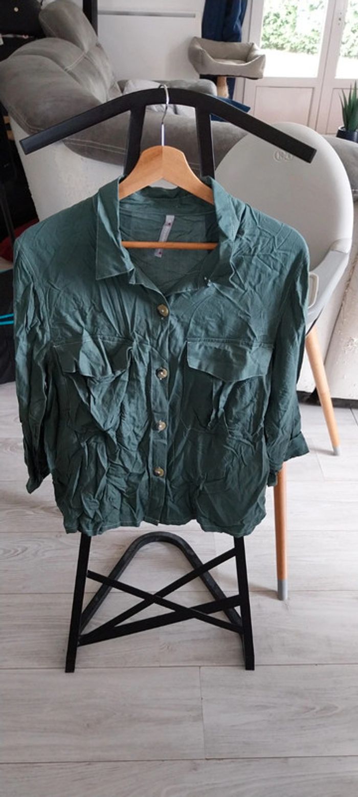 Chemise kaki taille 46 neuve jamais portée. Manches 3/4.