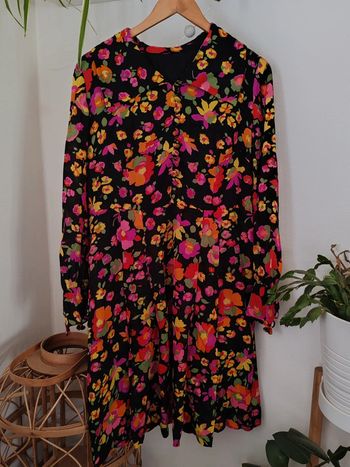 Robe noire à fleurs oranges et roses vintages