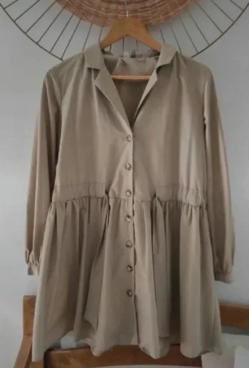Robe beige boutonnée à manches longues – Taille M très bon état