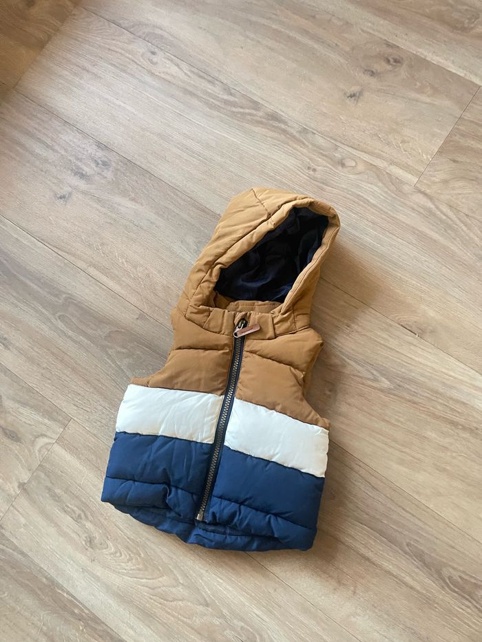 Veste doudoune sans manche taille 4-6 mois