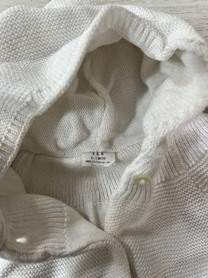 2 gilets blanc et gris 1 mois - photo numéro 4