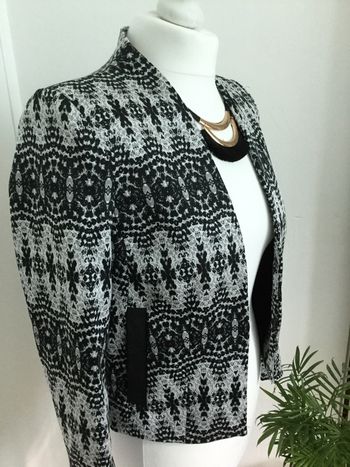 Très belle veste à motif