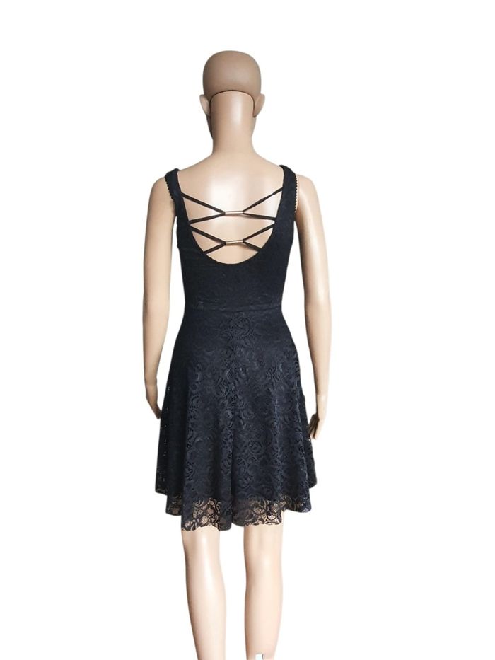 Robe Courte en Dentelle Noire – Élégance à l'Italienne & Dos Travaillé T34
- photo numéro 3