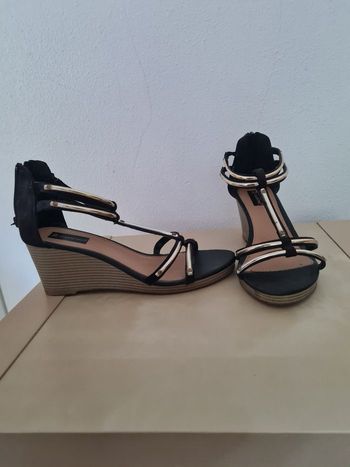 Chaussures à talon compensés noires et dorées