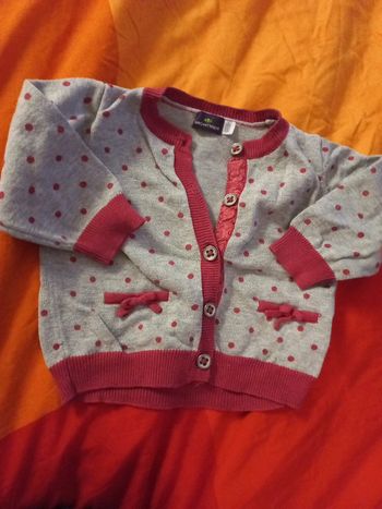Très beau gilet 6 a 9 mois