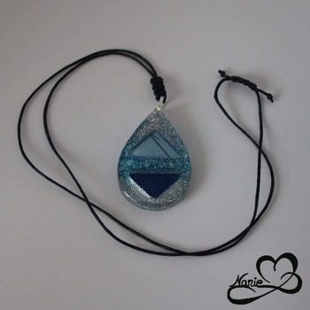 Pendentif en résine avec perles !!