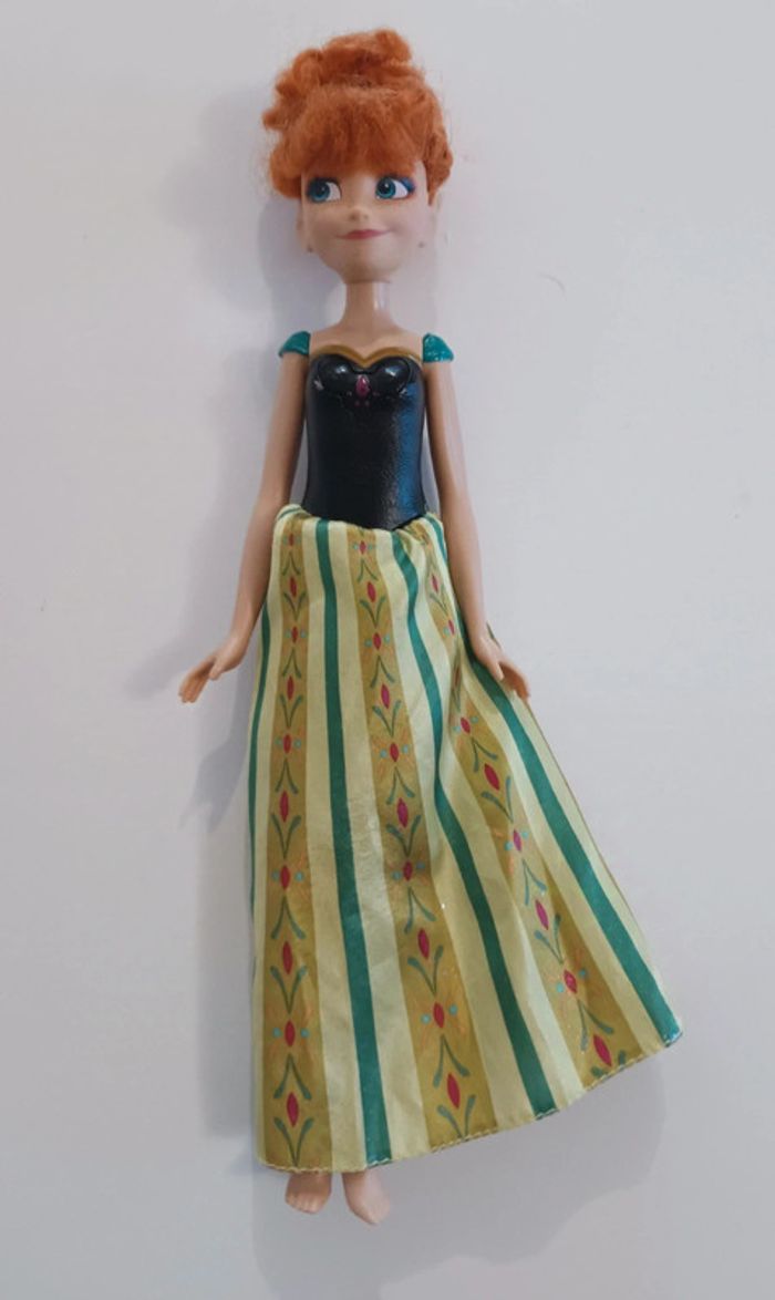 Poupée Anna chantante reine des neiges