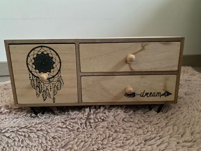 Meuble tiroirs accroche rêves