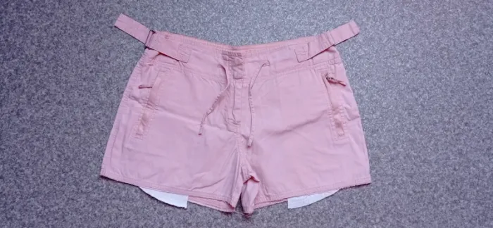 Short rose femme taille 38
Très bon état