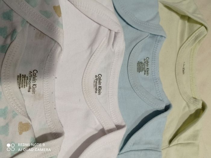 lot de 4 bodies de Calvin Klein 6/9 mois ref R102C6