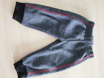 Jogging gris foncé noir et rouge