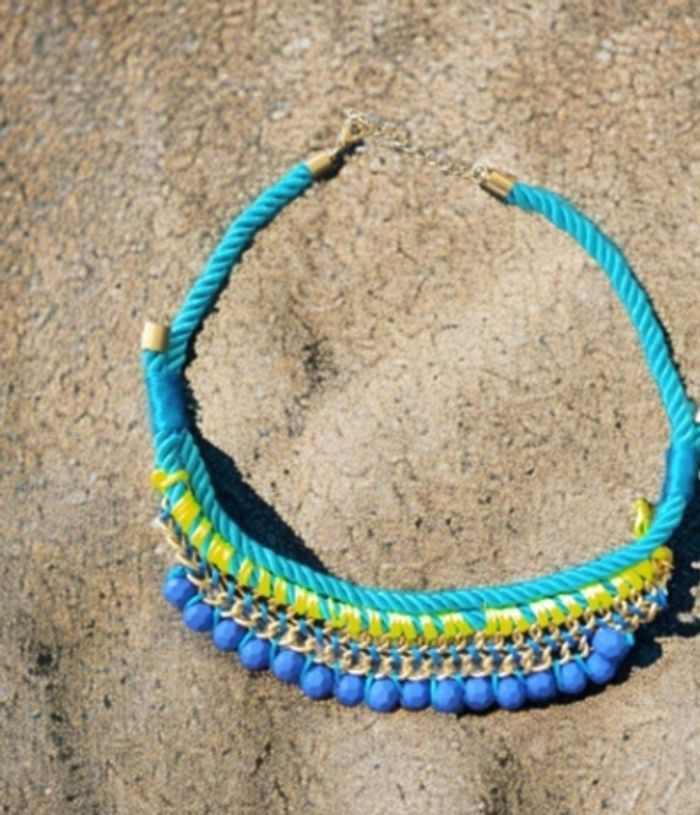 Collier ras du cou bleu et jaune