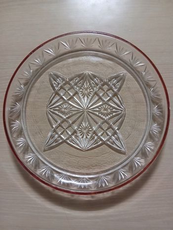 Plat rond en verre vintage motif feuilles mauve sur le rebord 23x23 cm