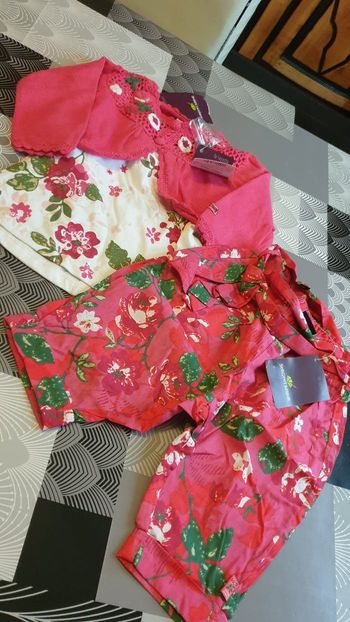 Joli ensemble rose et blanc taille 6 mois