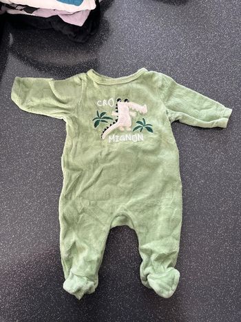 Pyjama taille 1 mois en très bon état