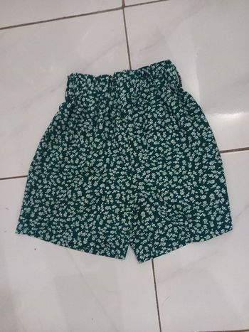 Short d ete fille taille 10 ans matiere polyster  elastique a la taille
