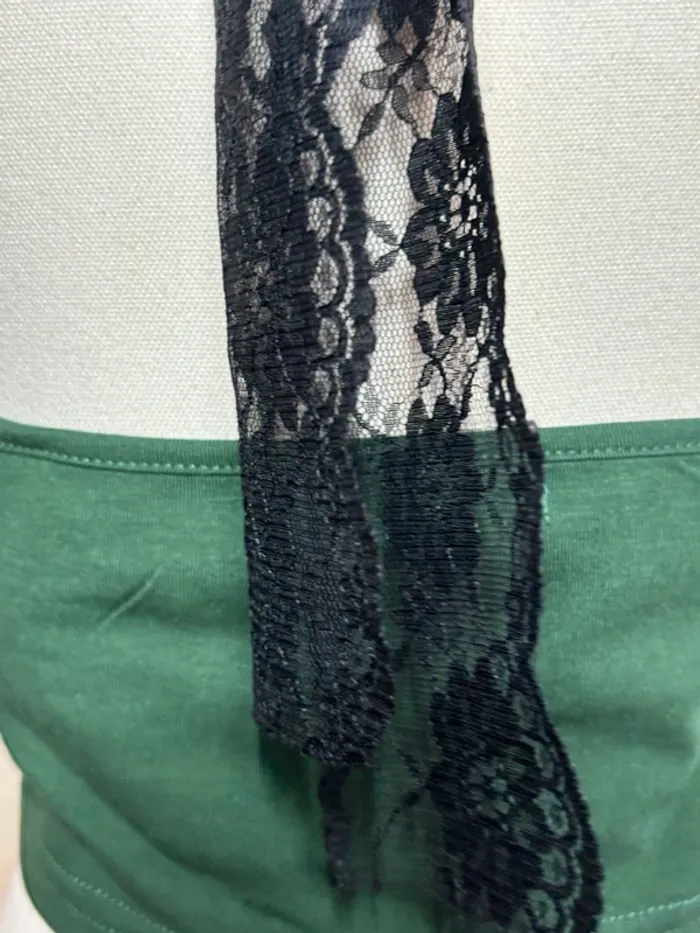 Top court vert sapin à dentelle noire – effet lingerie croisé cou – Romwe M/38 - photo numéro 5