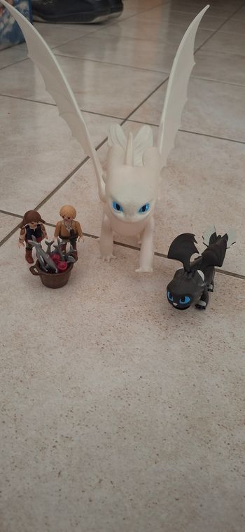 Lot Figurines "Comment Dresser Votre Dragon" - Furie Nocturne Blanche, Bébé Dragon Noir et Enfants de Harold & Astride