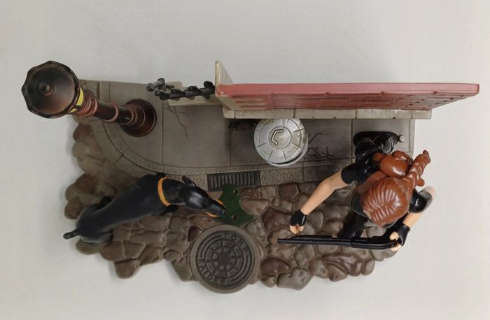 Rare Figurine Tomb Raider Lara Croft + Doberman + Diorama Moto Playmates 1999 - photo numéro 16
