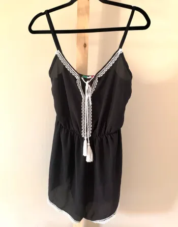 🔹 Combishort noire à bretelles, détails dentelle – Taille S