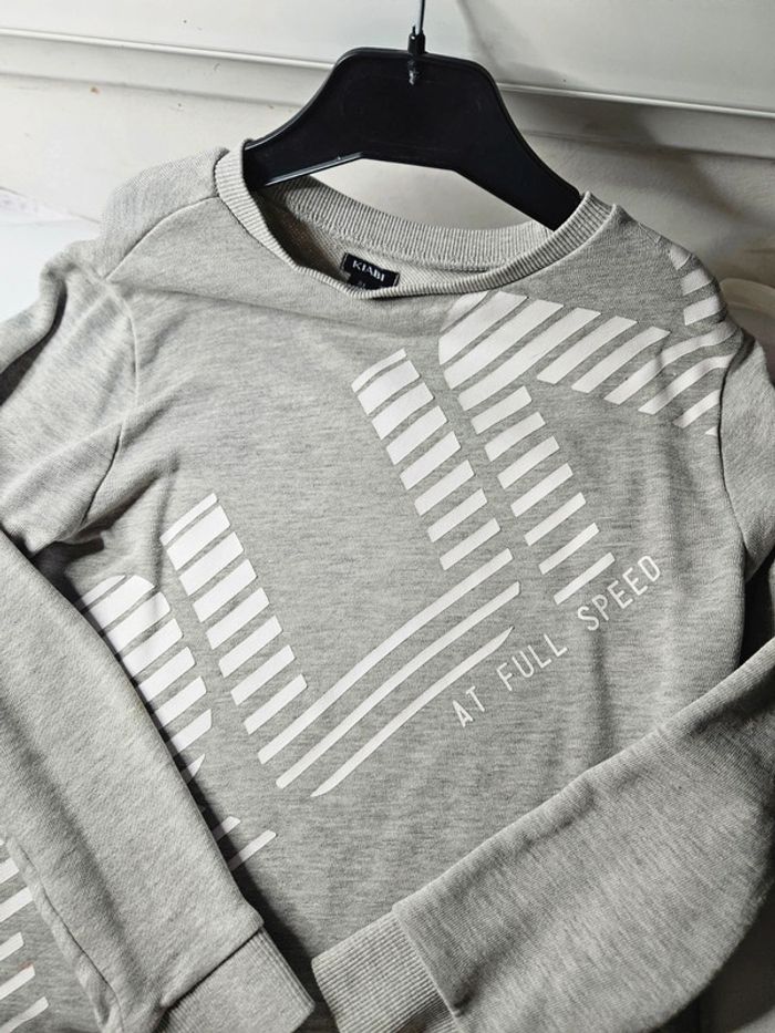 Pull gris écriture