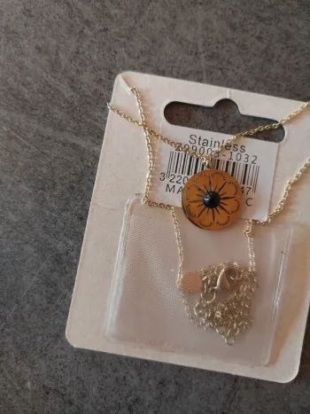 Joli Collier fleur doré
