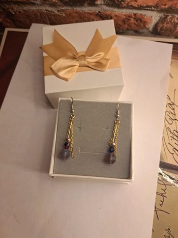 Boucles d'oreilles pendante violette et argenté