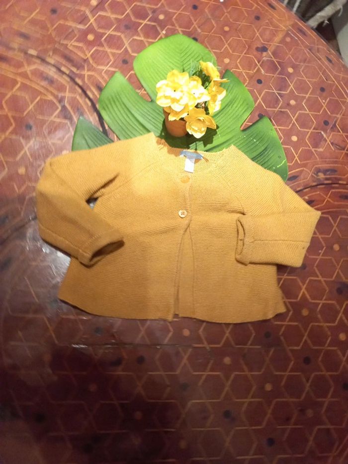 Très beau gilet ocre 23 mois création en France