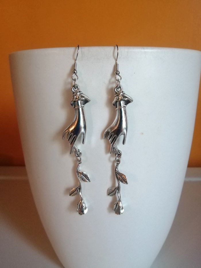 🌸Boucles d'oreilles argentées pendantes main femme et rose Neuves 🌸 - photo numéro 2