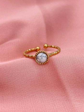 Bague « marbre » réglable en acier inoxydable doré et sa pierre naturelle