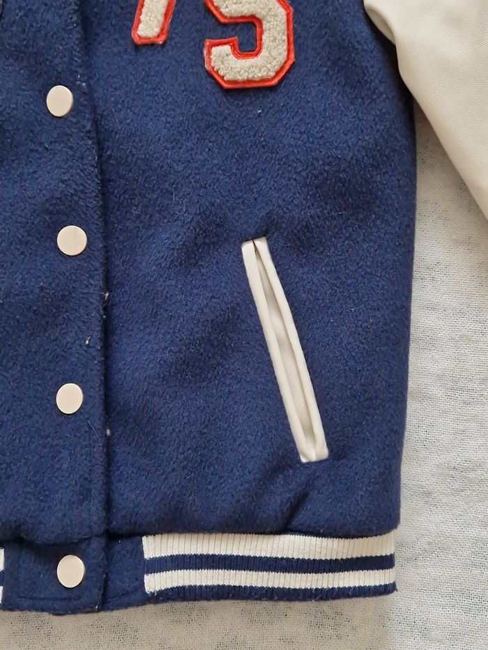 ✨ Veste style base-ball – Bleu marine – Taille 122/128 cm ✨
- photo numéro 5