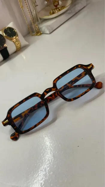 Lunettes bleues carrées motifs écailles
