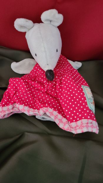 Doudou marionnette Nini la souris MOULIN ROTY La Grande Famille robe rouge 25 cm