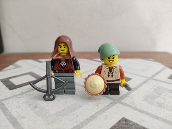 2 figurines Wolfpack et enfant paysan du set Lego 10332 Place du Village Médiéval