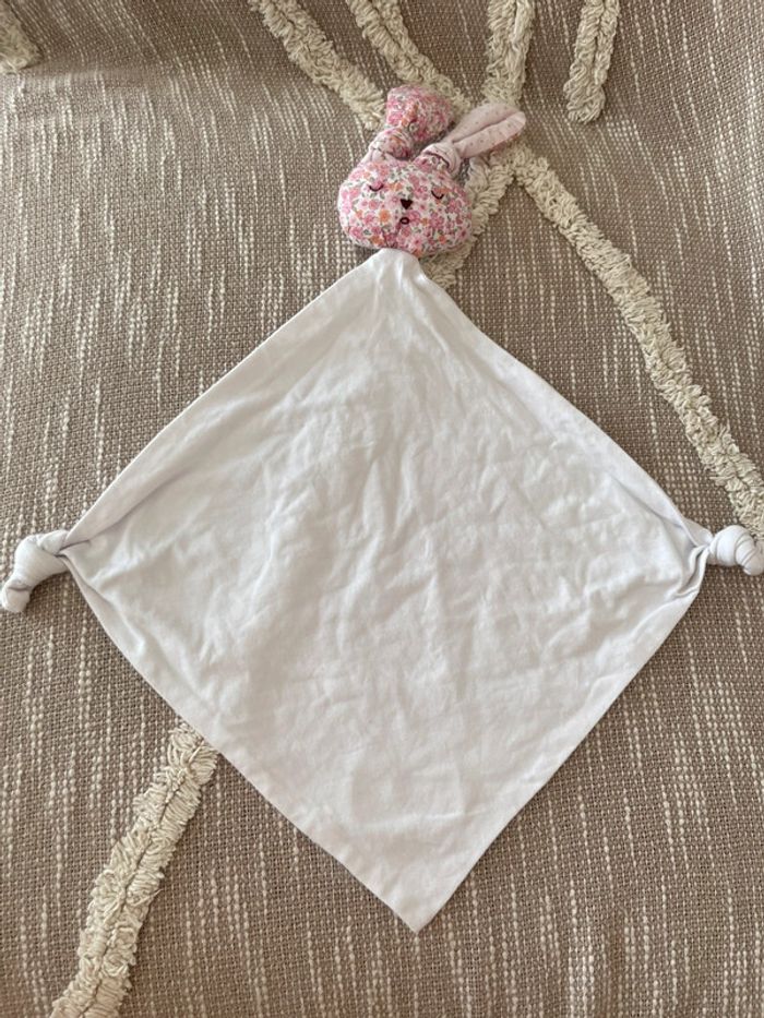 Peluche doudou plat réversible 45cm Andarta lapin blanc et rose très bon état - photo numéro 2