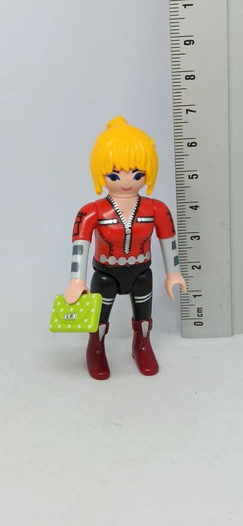 Femme avec blouson rouge et sac à main vert playmobil