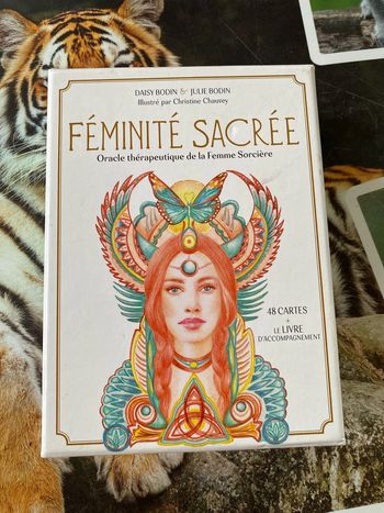 L’Oracle de la féminité sacrée comme neuf