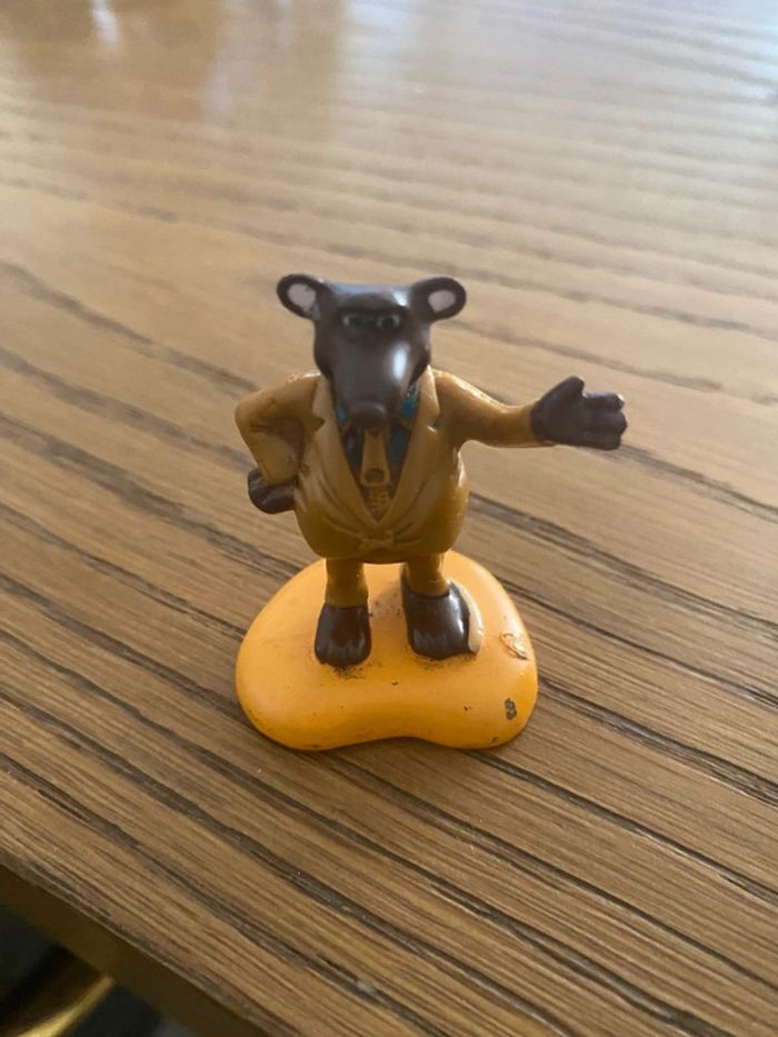 Figurine chicken run