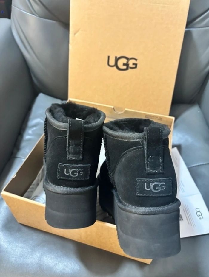 Bottes de neige UGG à talons hauts, noires, pointure 40 - photo numéro 6