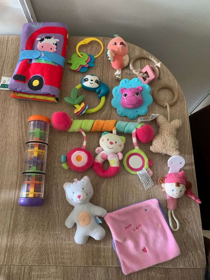 Lot de jouets bébé