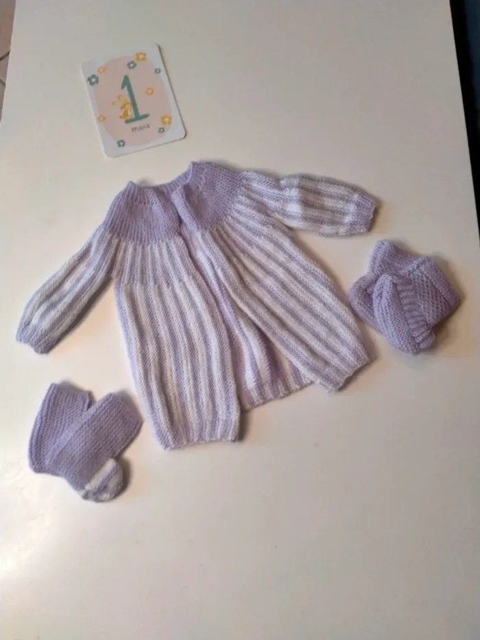 Ensemble tricoté bébé fait main 1 mois - photo numéro 2
