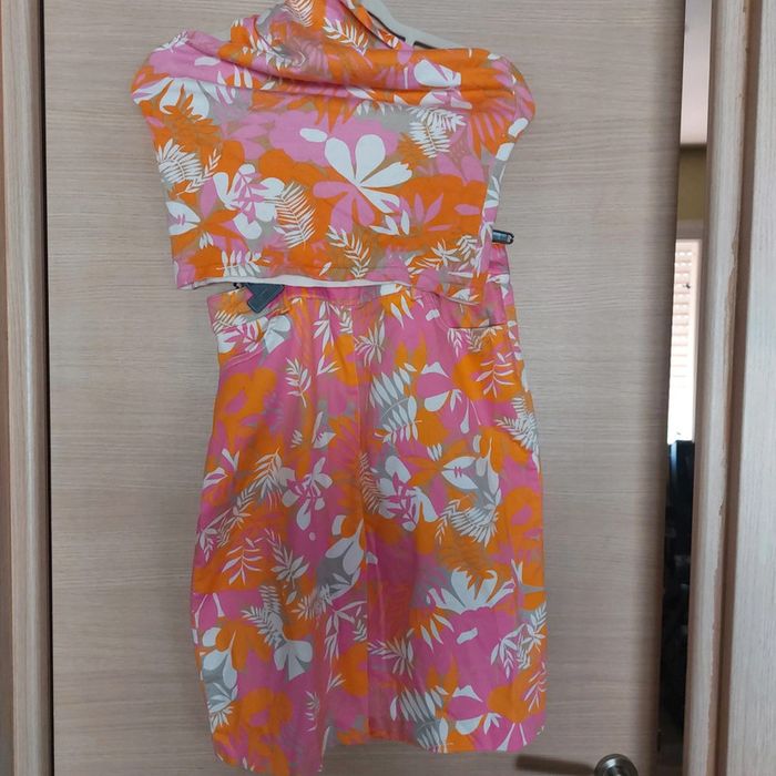 Dos nu et jupe imprimé rose orange escada sport