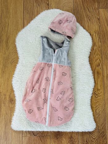 Gigoteuse avec petit bonnet, fait magnifique : naissance à 3 mois